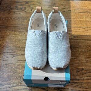 TOMS Women's Light Gray Slip-On Slippers